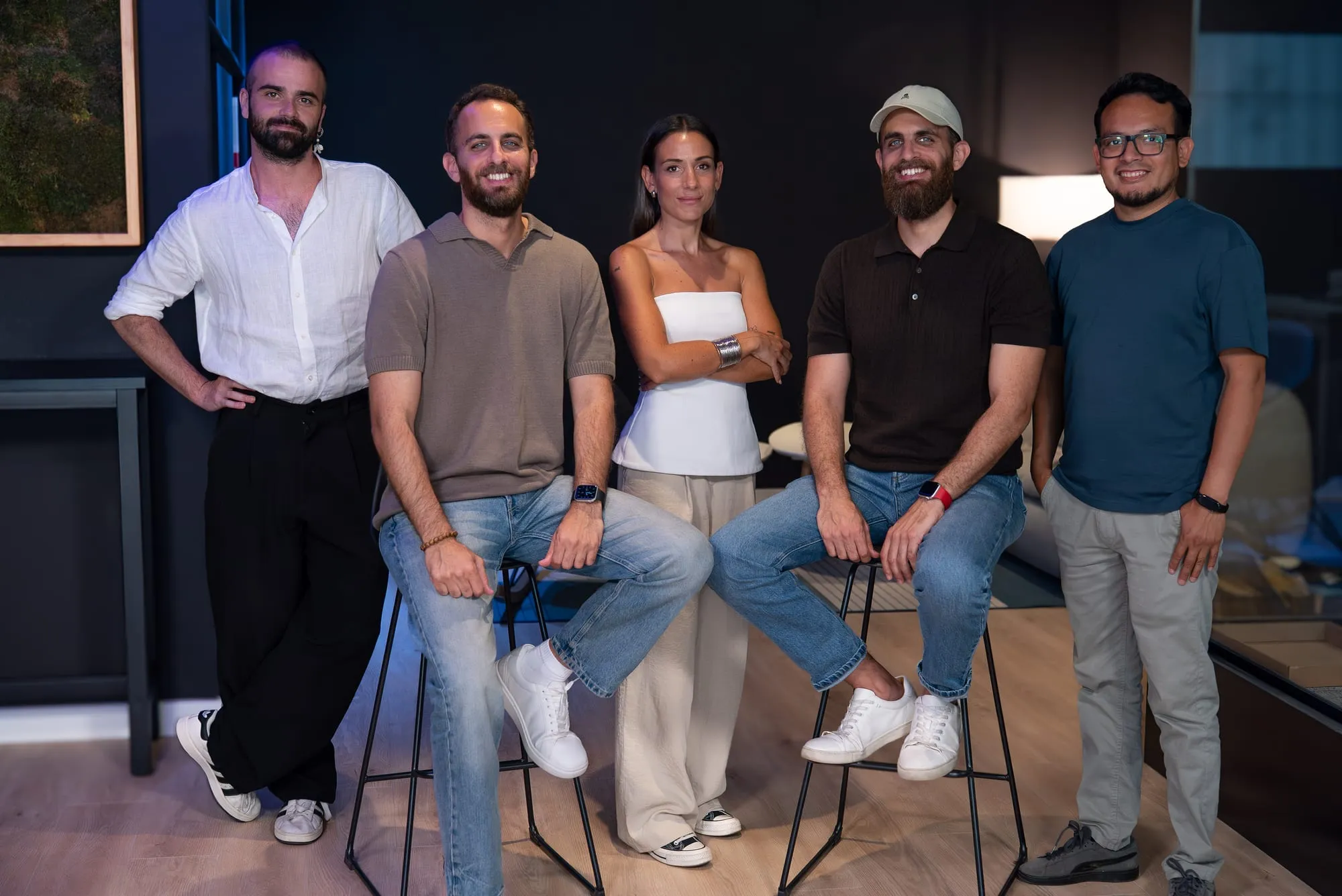 El equipo de Bis en el estudio, en la calle San Andrés (Huelva)