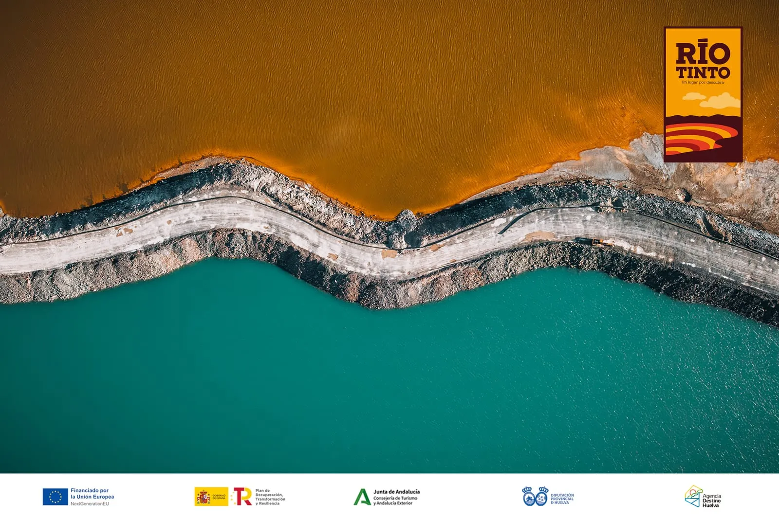 Vista cenital de las balsas mineras de Riotinto: agua ocre y agua turquesa separadas por un dique sinuoso.