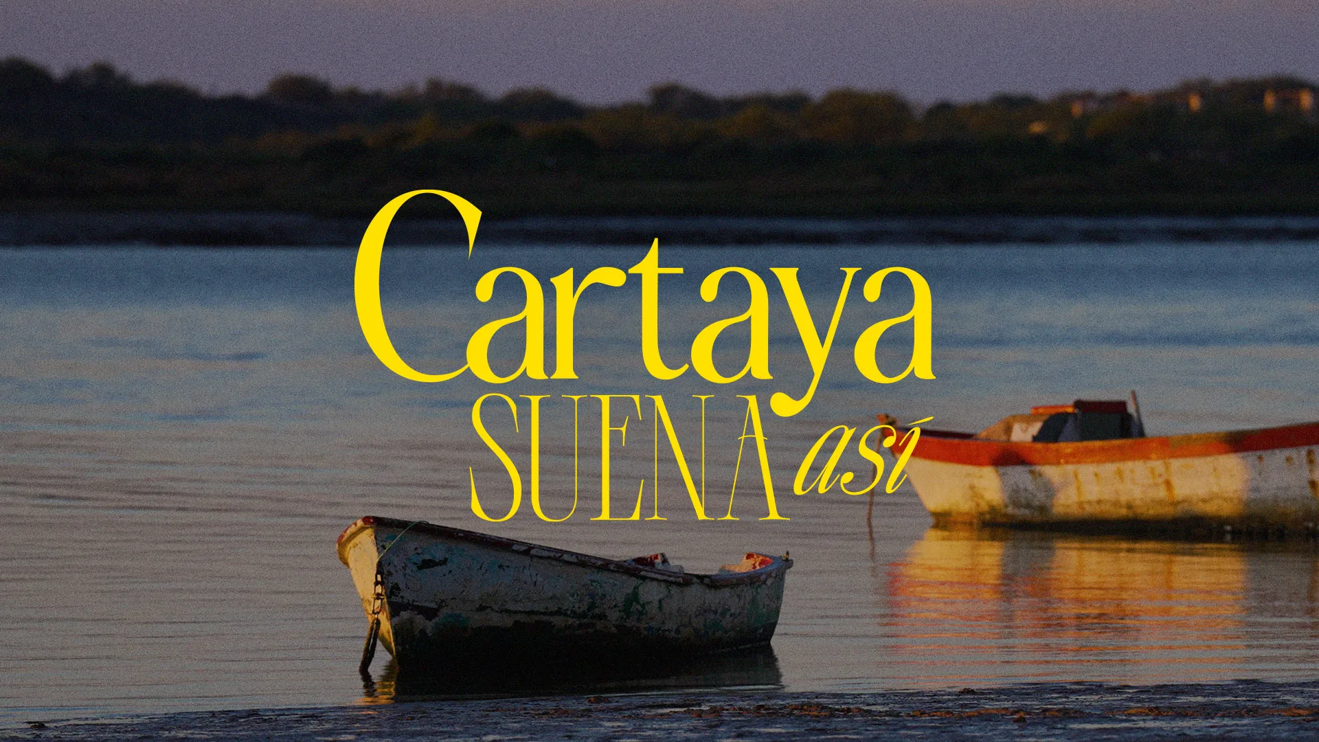 Eslogan «Cartaya suena así» sobre una imagen de la costa de Cartaya