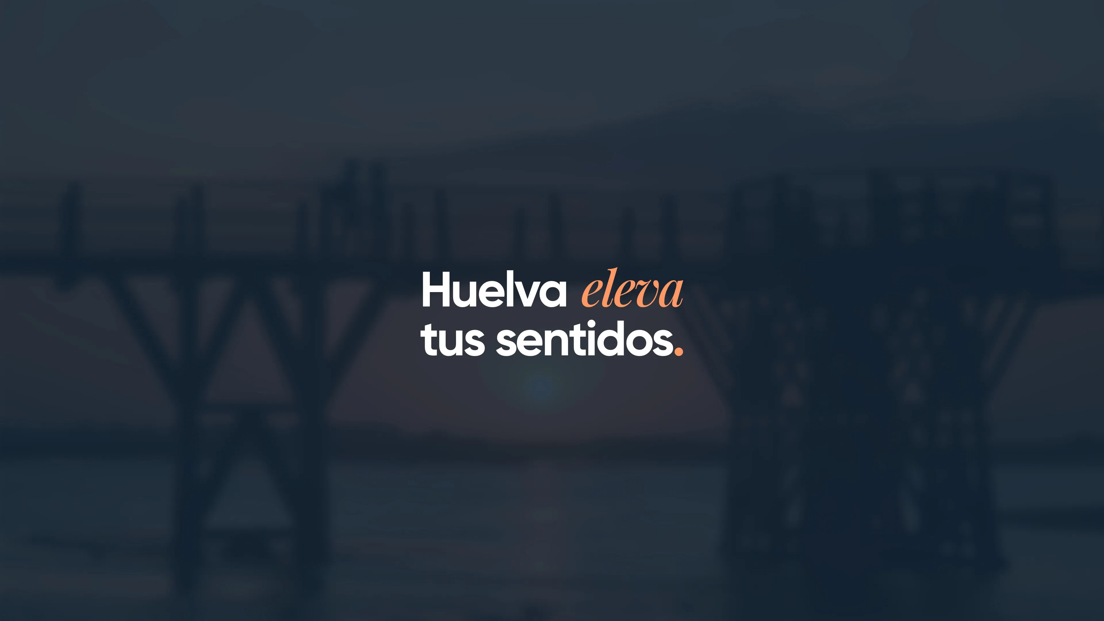 Aplicación del eslogan sobre una imagen del muelle de Huelva