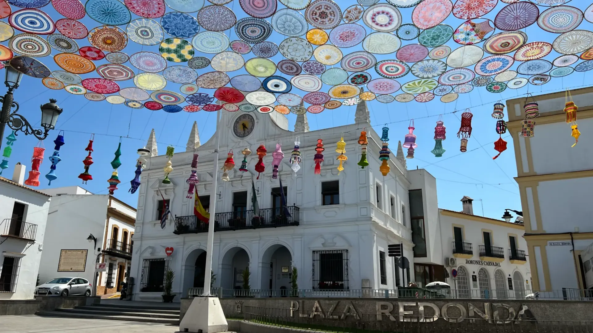 El ayuntamiento de Cartaya en la Plaza Redonda, bajo el cielo de tapetes de ganchillo.