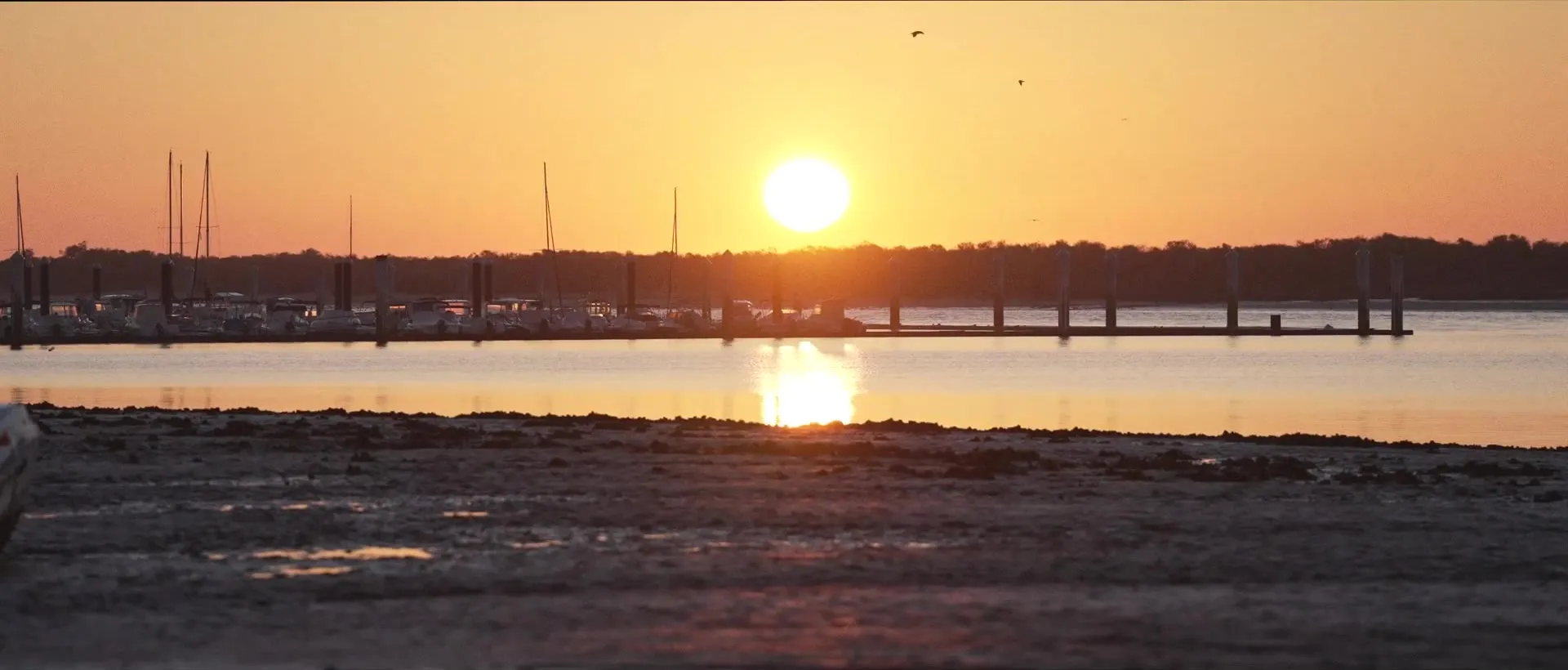Atardecer en el puerto deportivo de Cartaya, fotograma de un vídeo de Bis para el municipio